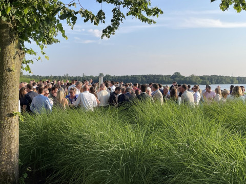 Sfeervolle receptie aan het water bij charity event Kristalia
